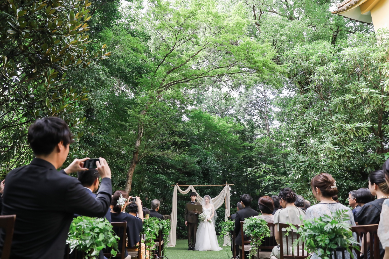 ガーデンウェディング 心地よい木漏れ日の中で過ごす夏の結婚式 ザ ナンザンハウス The Nanzan House